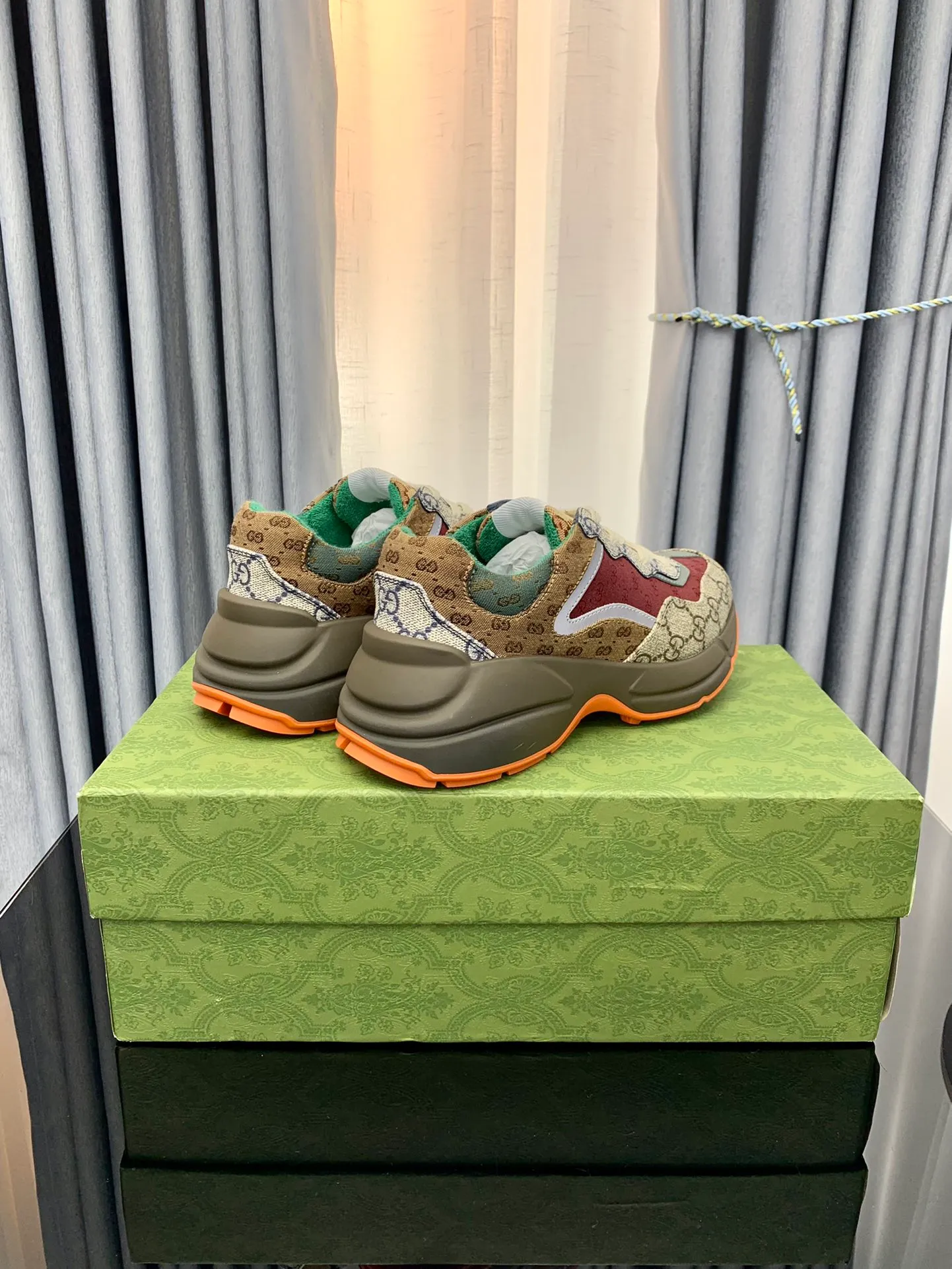 👟👟Ex-factory price 480👟👟 Gucci dad shoes for couples, distressed leather horn-shaped retro jogging shoes. The Balenciaga grandpa trend has subsided, ushering in GUCCI dad shoes, the trend leader in the fashion industry. The original shoes are molded and the original last is made by the Italian handmade foundry! [Gucci original dad shoes] Original surface: imported calfskin! Lining: Grade A hybrid lambskin! Outsole: The highest restoration sole. TPU material plus wear-resistant foam (anti-wear cushioning) ivory leather has been processed with an old-fashioned effect. The sole is 5cm high! The comfort level is excellent, killing all high-end versions on the market! Original logo outsole! 👣Size: Women’s size 35-40. Men's size 38-45. Women's heel with 🈚️logo! Men's heel with 🈶️logo!